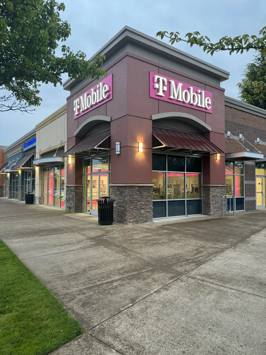  Exterior photo of T-Mobile Store at Keizer Station, Keizer, OR 