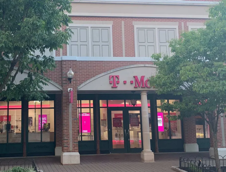  Exterior photo of T-Mobile store at Isham Rd & Memorial Rd, West Hartford, CT 