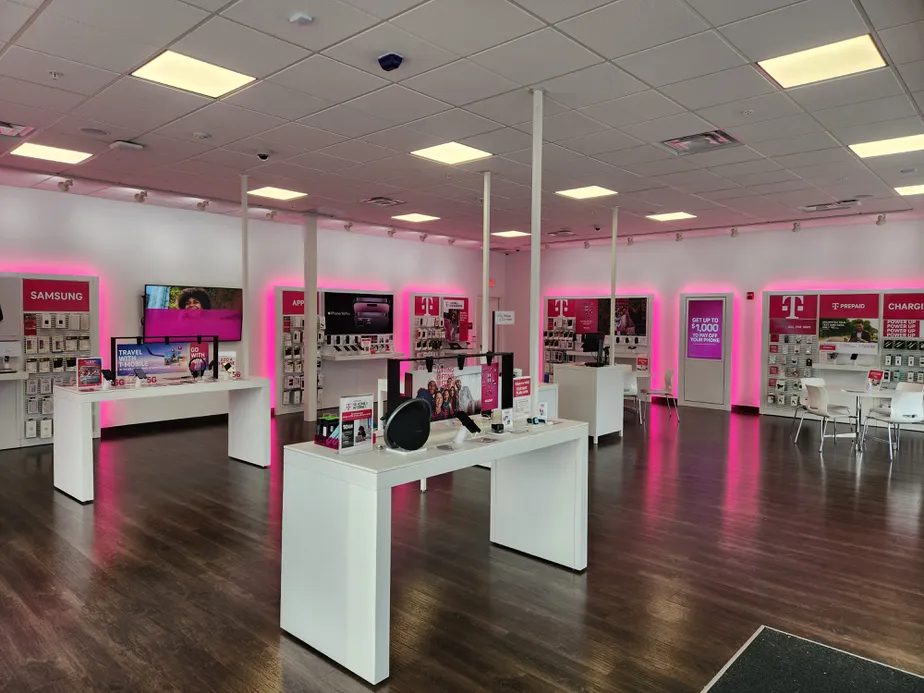 Foto del interior de la tienda T-Mobile en Susie Wilson Rd & College Pkwy, Essex Junction, VT