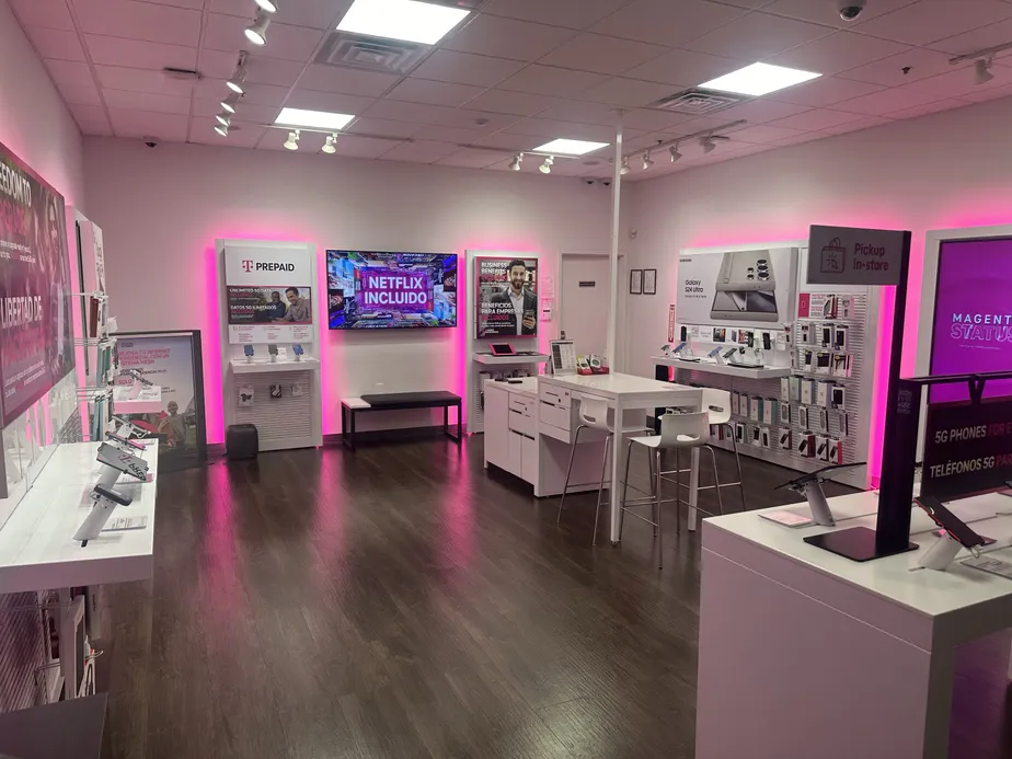 Foto del interior de la tienda T-Mobile en Imperial Valley Mall, El Centro, CA