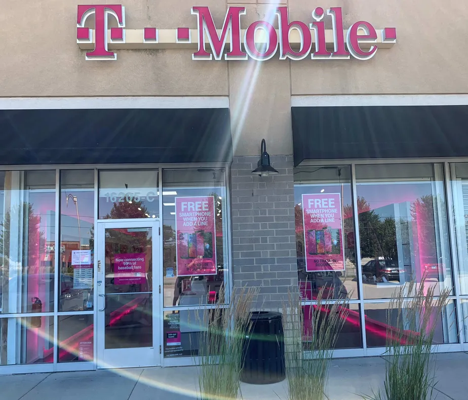 Exterior photo of T-Mobile store at S Harlem Ave & 163rd St, Tinley Park, IL