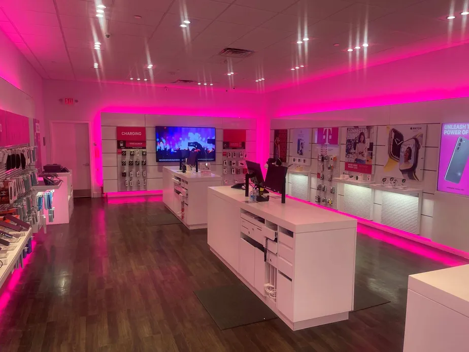 Foto del interior de la tienda T-Mobile en Poughkeepsie Galleria, Poughkeepsie, NY