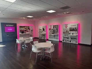Foto del interior de la tienda T-Mobile en Loudoun Street, Winchester, VA