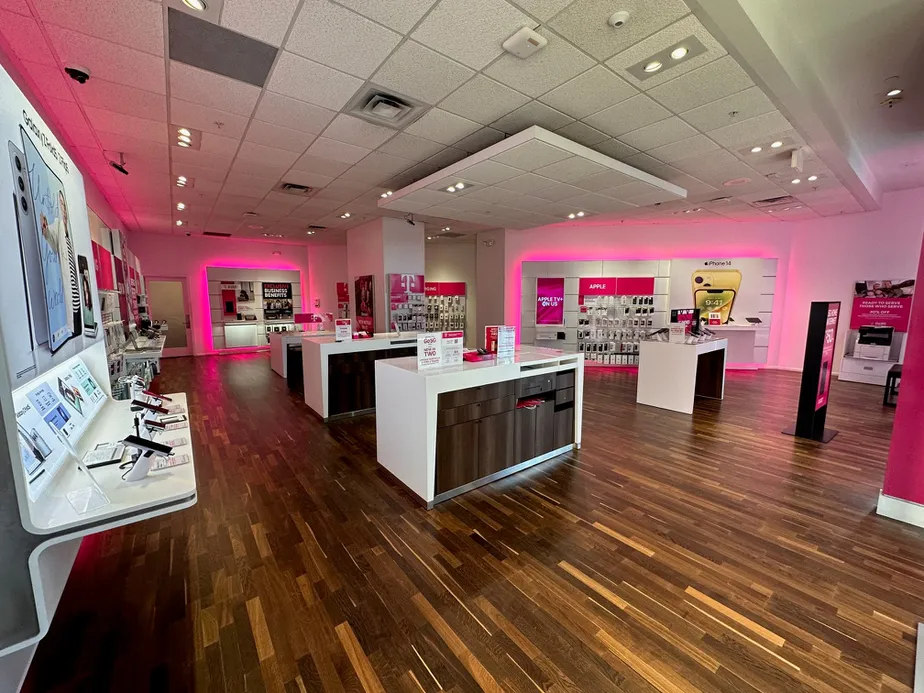 Foto del interior de la tienda T-Mobile en South Town Mall, Sandy, UT