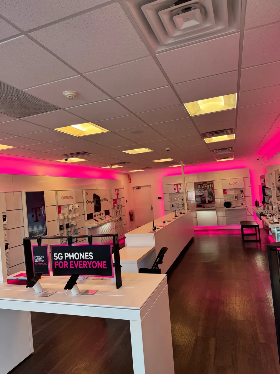  Interior photo of T-Mobile Store at Summit Trace & Newtown Bypass, Langhorne, PA 