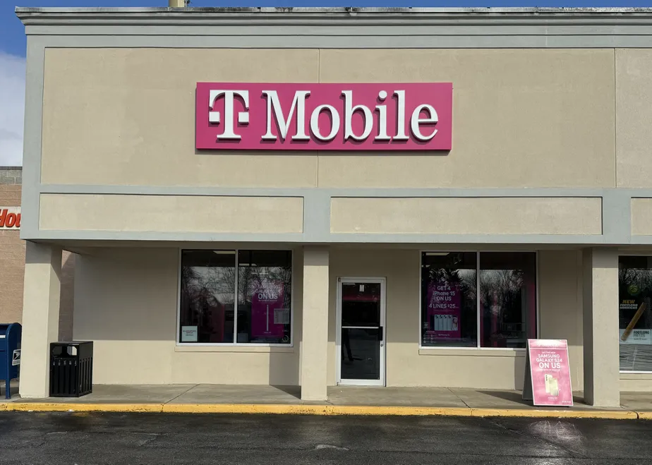  Exterior photo of T-Mobile Store at Thurmont Plaza, Thurmont, MD 