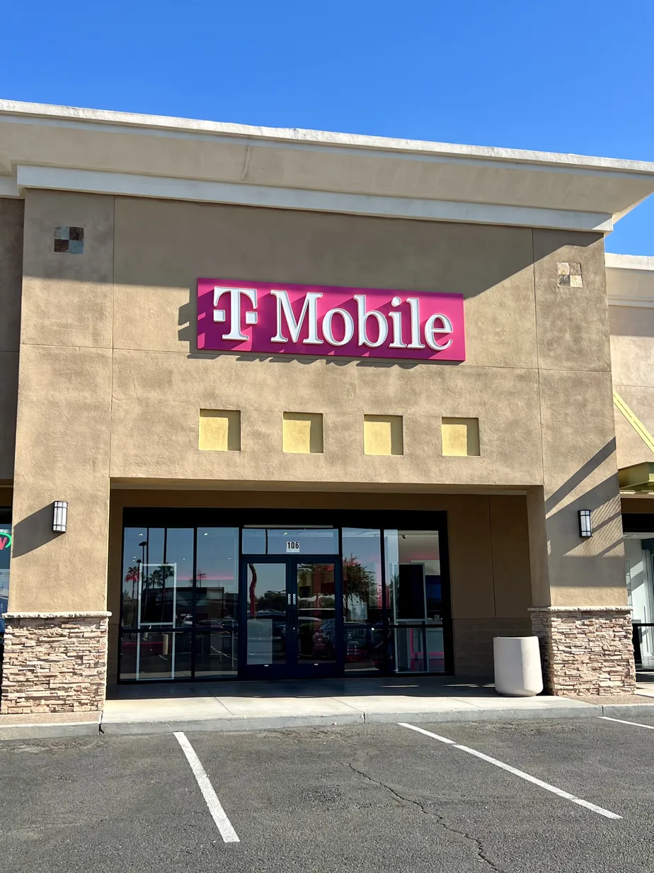  Exterior photo of T-Mobile Store at Greenfield & US 60, Mesa, AZ 