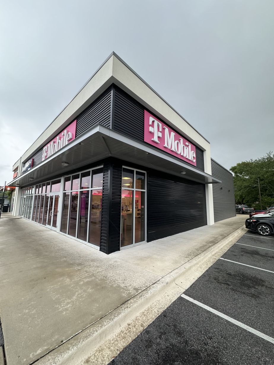 Exterior photo of T-Mobile Store at Eglin Parkway, Ft Walton Beach, FL