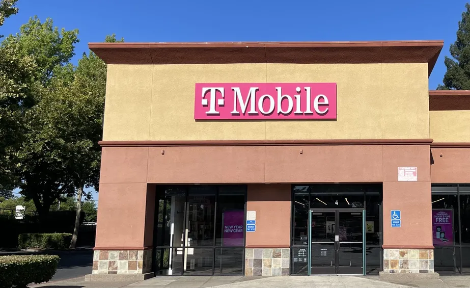 Foto del exterior de la tienda T-Mobile en Greenback Ln & County Hwy E14, Citrus Heights, CA