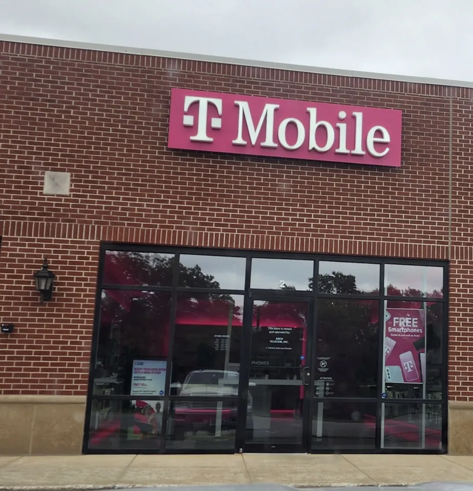 Exterior photo of T-Mobile Store at Ravenwood Square, Saint John, IN 
