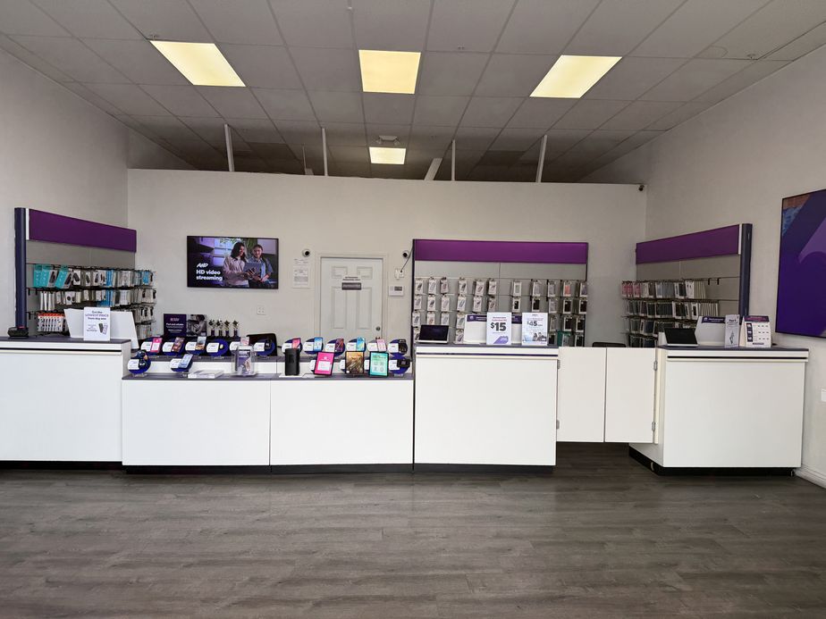 Metro by T-Mobile 1014 E Manchester Ave - 1014 E Manchester Ave 