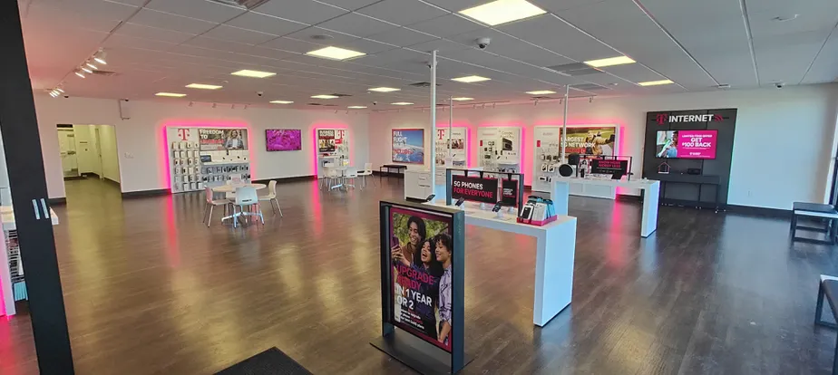 Foto del interior de la tienda T-Mobile en W Main & Stonewall, Waynesboro, VA