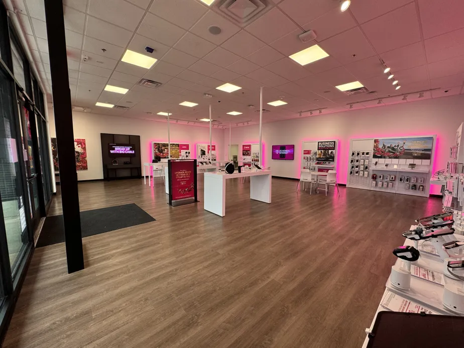  Interior photo of T-Mobile Store at Minnesota & 81st, Sioux Falls, SD 