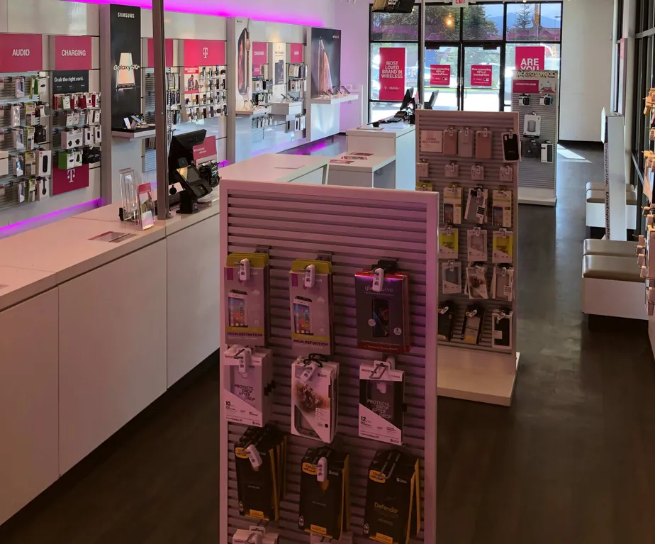 Foto del interior de la tienda T-Mobile en State St & 3300 South, Salt Lake City, UT