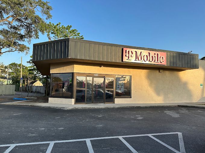 Exterior photo of T-Mobile Store at Kennedy Blvd & Gray Ct, Tampa, FL