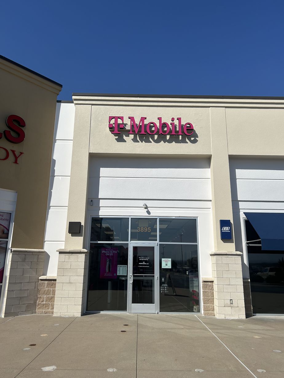 Exterior photo of T-Mobile Store at Fort Smith Pavilion, Fort Smith, AR