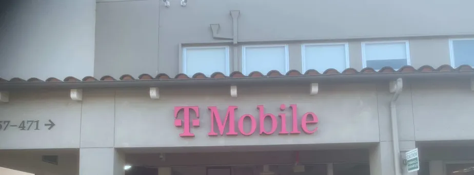 Foto del exterior de la tienda T-Mobile en 3rd St & Union St, San Rafael, CA