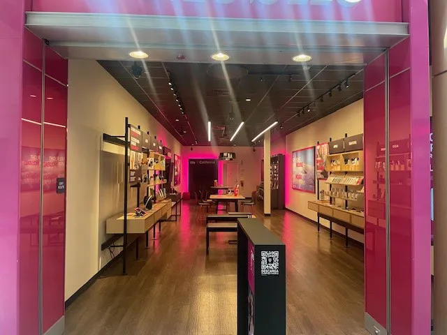 Foto del interior de la tienda T-Mobile en Galleria At Tyler, Riverside, CA