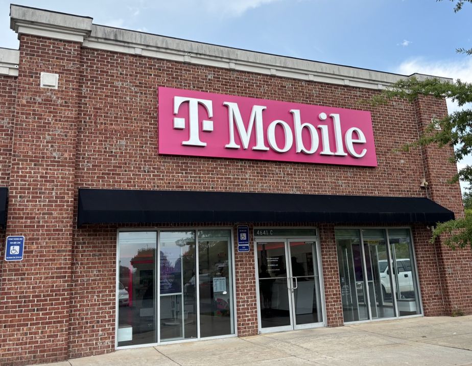 Exterior photo of T-Mobile Store at Eisenhower Crossing, Macon, GA