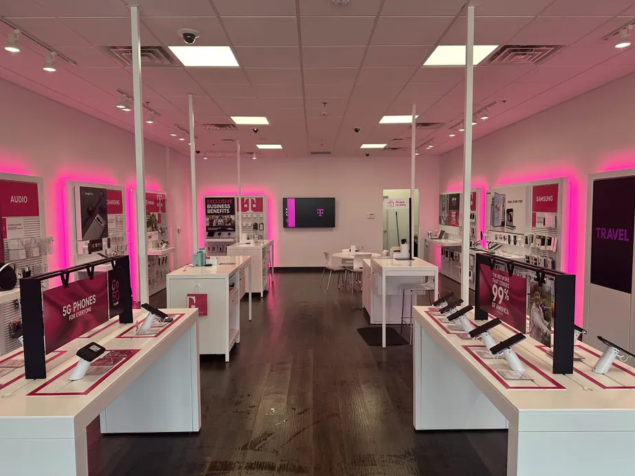 Foto del interior de la tienda T-Mobile en The Courtyard Shopping Center, Burton, MI