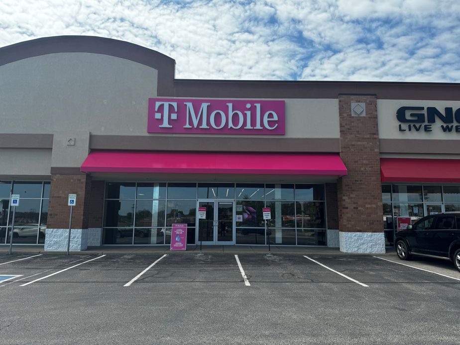 Exterior photo of T-Mobile Store at Red Bank Commons, Evansville, IN