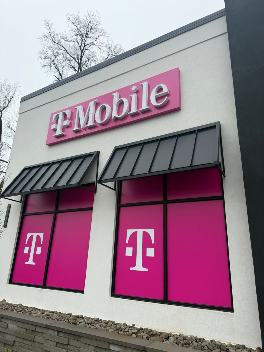  Exterior photo of T-Mobile Store at Northern & Manhasset Woods, Manhasset, NY 