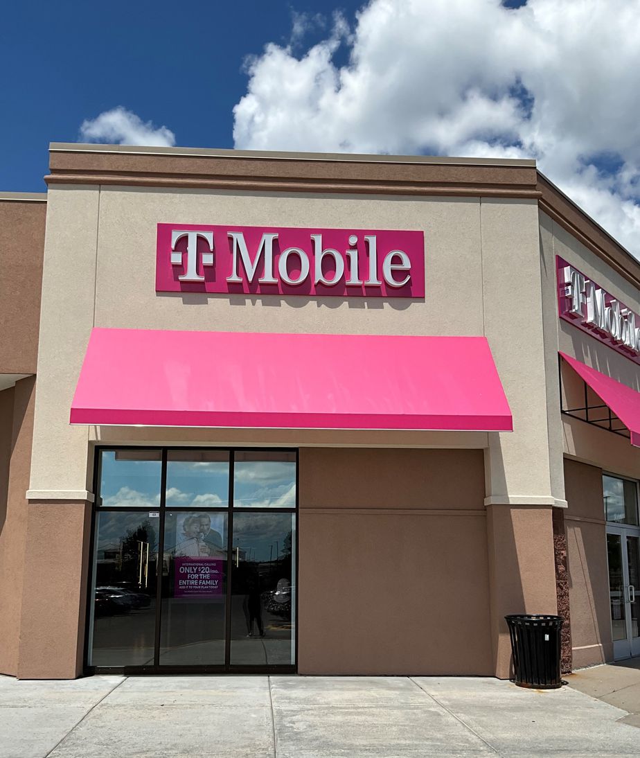 Exterior photo of T-Mobile Store at County Rd 42 & Burnhaven Dr, Burnsville, MN