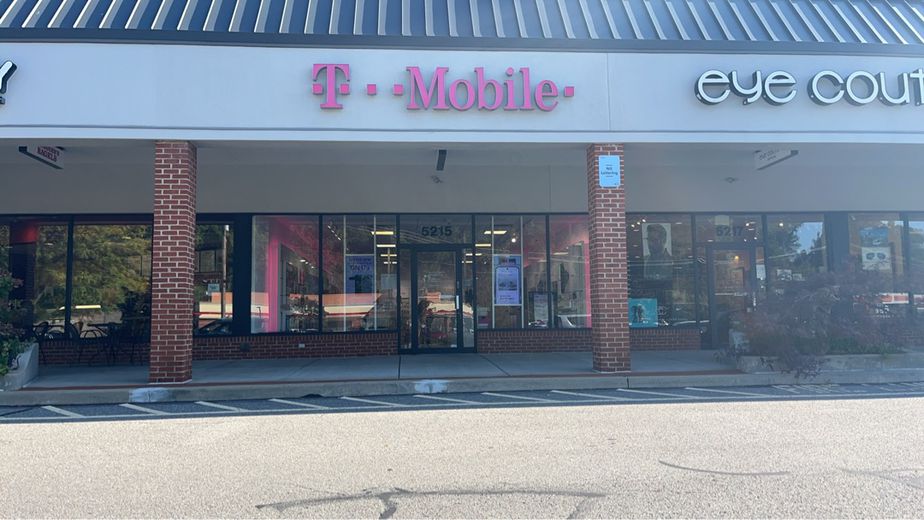 Exterior photo of T-Mobile Store at Library Rd & Baptist Rd, Bethel Park, PA
