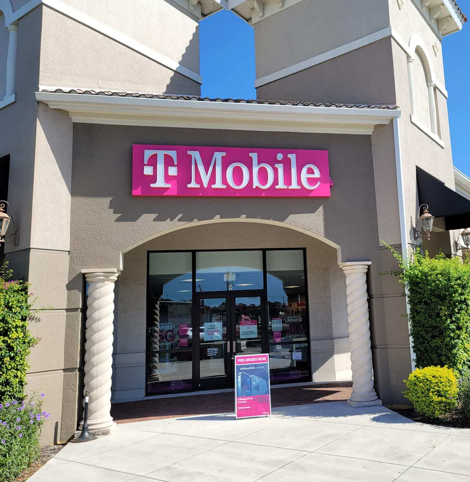 Exterior photo of T-Mobile store at S Tamiami Trl & Andrea Ln, Fort Myers, FL