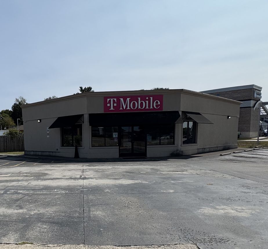 Exterior photo of T-Mobile Store at W Broadway Ave & Montgomery Ln, Maryville, TN