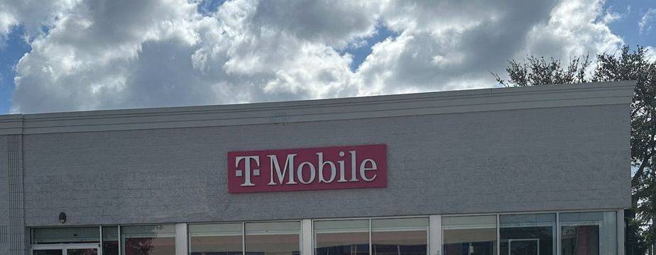 Exterior photo of T-Mobile Store at South Chase, Orlando, FL