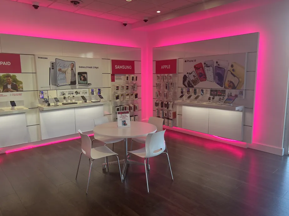 Foto del interior de la tienda T-Mobile en Montclair Rd, Birmingham, AL