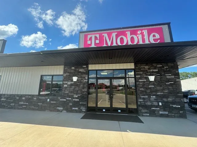  Exterior photo of T-Mobile Store at W Burlington Ave & 22nd St, Fairfield, IA 