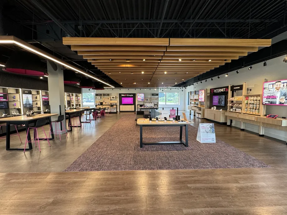  Interior photo of T-Mobile Store at Skokie Blvd & Lake Cook Rd, Northbrook, IL 