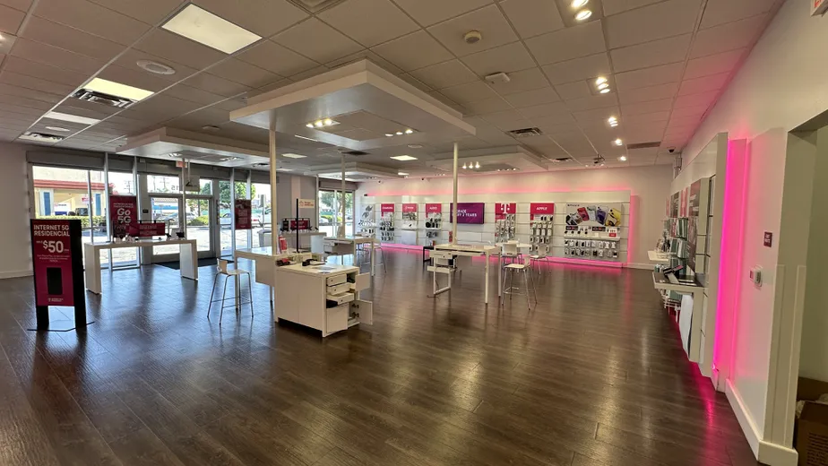 Foto del interior de la tienda T-Mobile en Bellflower & Alondra, Bellflower, CA