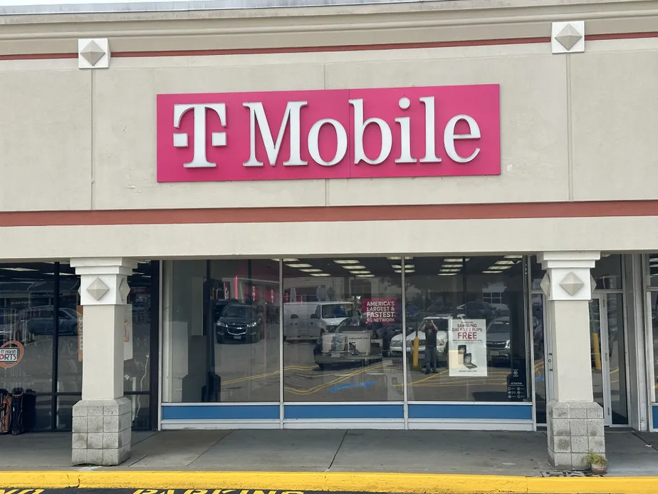 Foto del exterior de la tienda T-Mobile en River City Plaza, Waltham, MA
