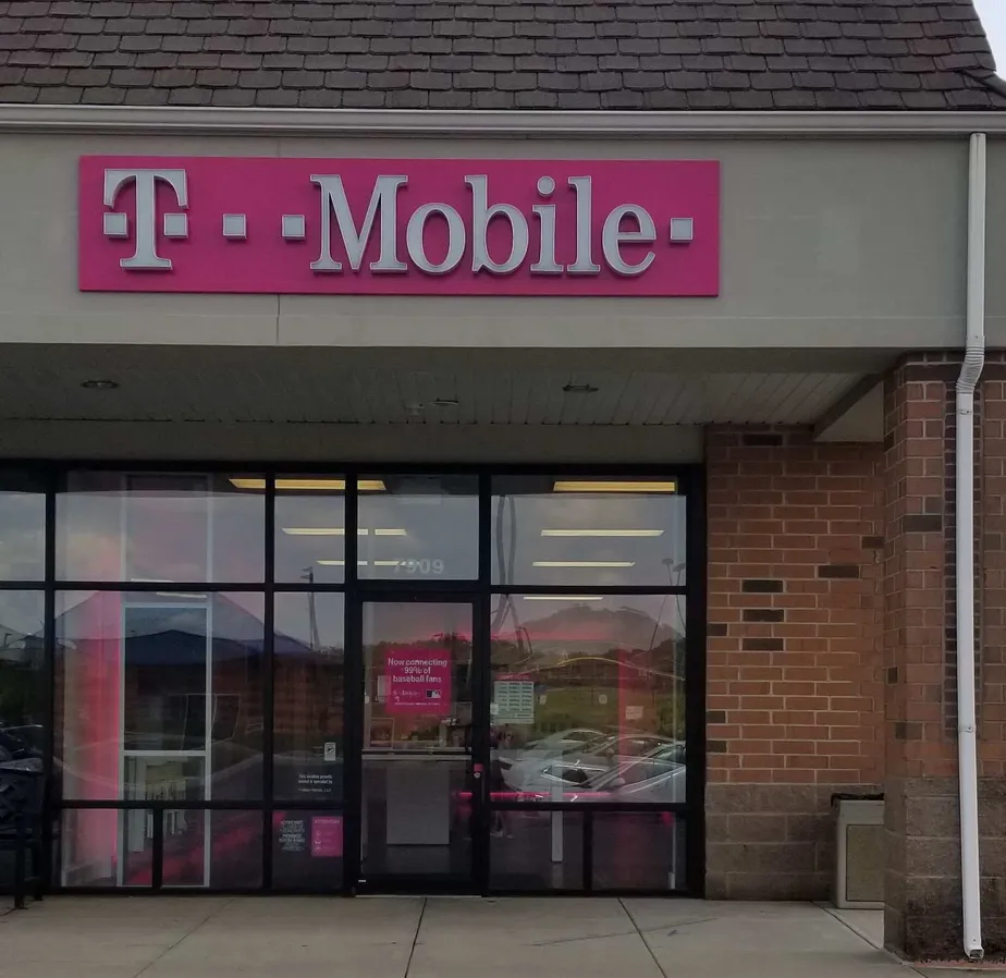 Exterior photo of T-Mobile store at Refugee Rd & Pickerington Rd, Pickerington, OH