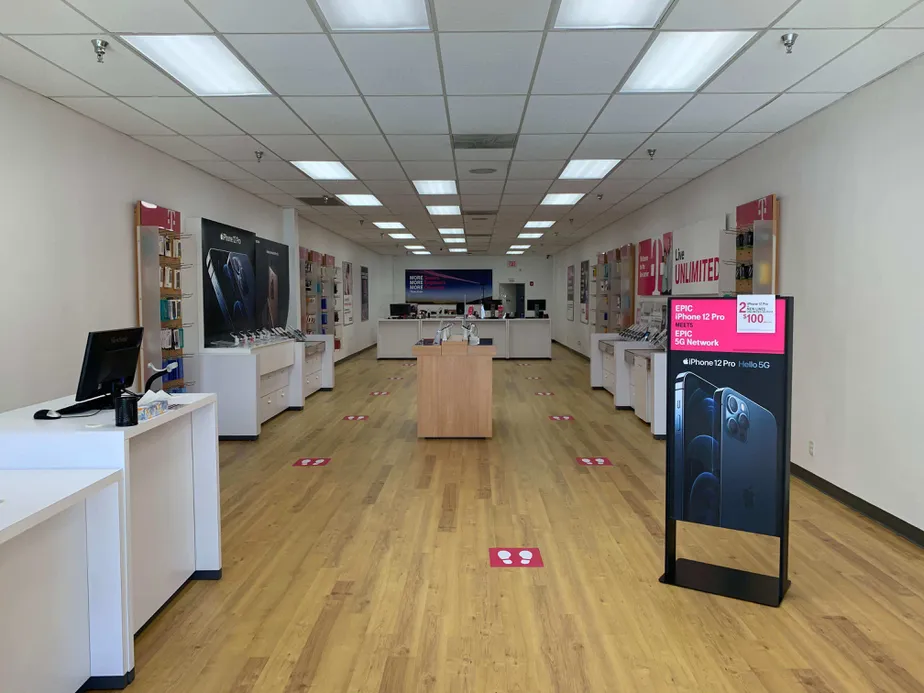 Foto del interior de la tienda T-Mobile en Tamiami Trl S & Jacaranda Blvd, Venice, FL