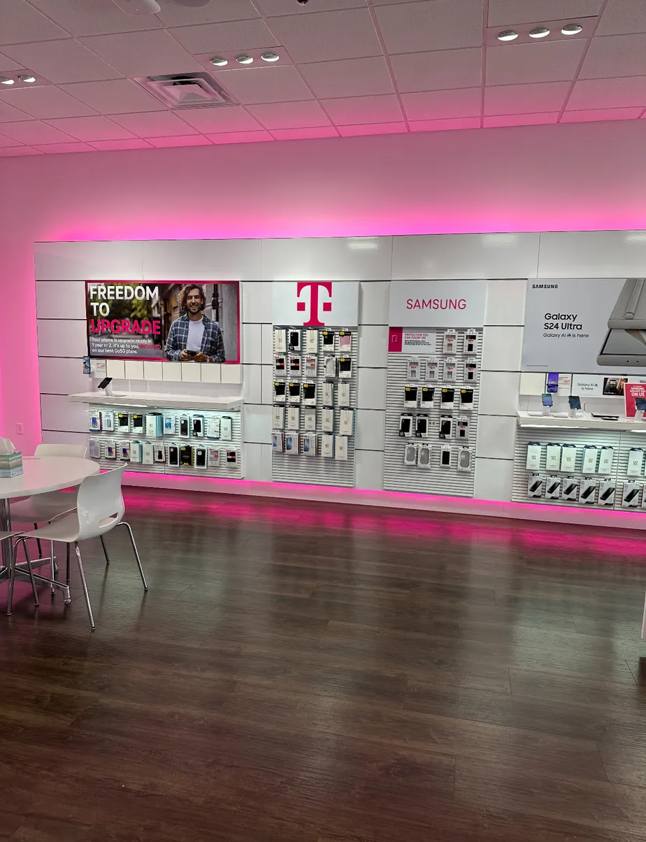 Foto del interior de la tienda T-Mobile en N Cities Svc Hwy & Dubach Dr, Sulphur, LA