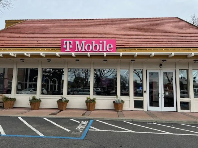 Foto del exterior de la tienda T-Mobile en Bel Aire Plaza, Napa, CA