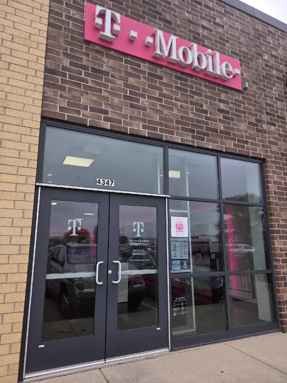  Exterior photo of T-Mobile Store at Venture Dr & 38th St, Peru, IL 