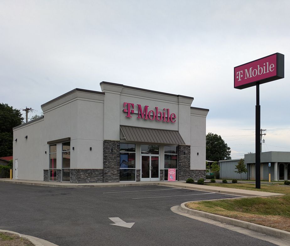 Exterior photo of T-Mobile Store at Hartselle Hwy 31 & Main St, Hartselle, AL