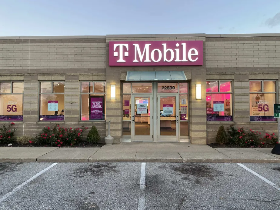  Exterior photo of T-Mobile Store at Chagrin Blvd & Green Rd, Beachwood, OH 