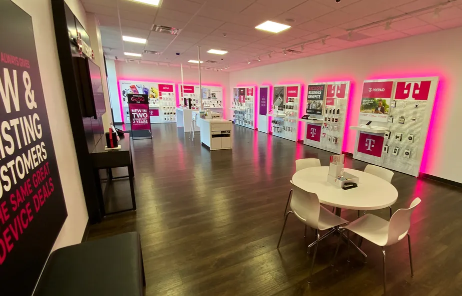 Foto del interior de la tienda T-Mobile en 4th St SW & Technology Pl, Waverly, IA