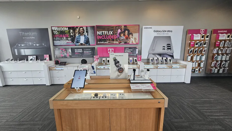 Foto del interior de la tienda T-Mobile en Court & Commercial-Pekin, Pekin, IL