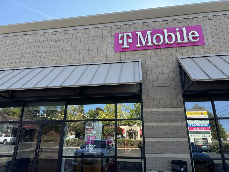  Exterior photo of T-Mobile Store at Burnside & Eastman Parkway, Gresham, OR 