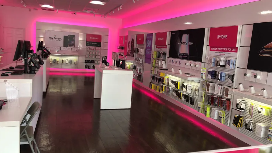 Foto del interior de la tienda T-Mobile en N Nova Rd & Sterthaus Dr, Ormond Beach, FL