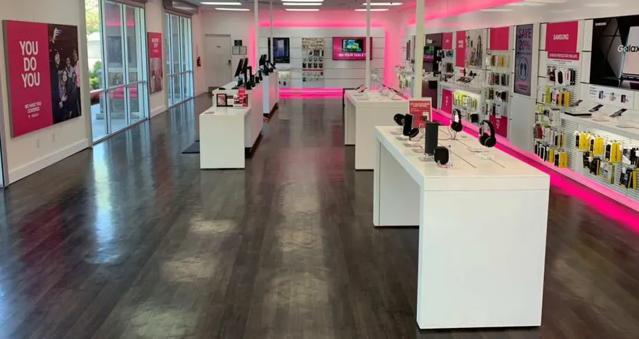 Foto del interior de la tienda T-Mobile en Soledad Canyon Rd & Shangri-LA Dr, Santa Clarita, CA