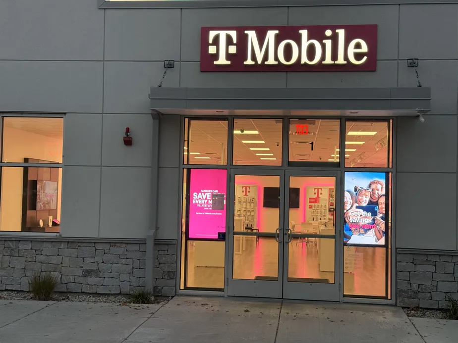  Exterior photo of T-Mobile Store at Plainfield & Interchange, West Lebanon, NH 
