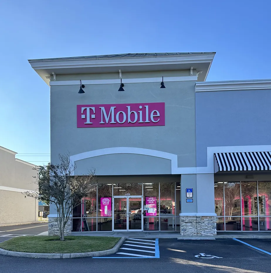 Foto del exterior de la tienda T-Mobile en Sadler Rd & S 14th St, Fernandina Beach, FL
